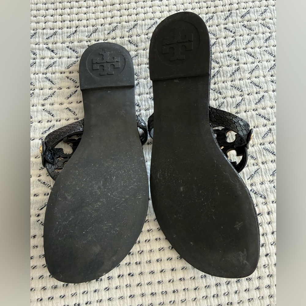 Tory Burch Black Logo Thong Sandals with Gold Emblem - Picture 4 of 4